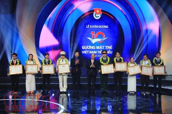 Thủ tướng Nguyễn Xuân Phúc trao tặng Giải thưởng Gương mặt trẻ Việt Nam tiêu biểu 2017 ảnh 2
